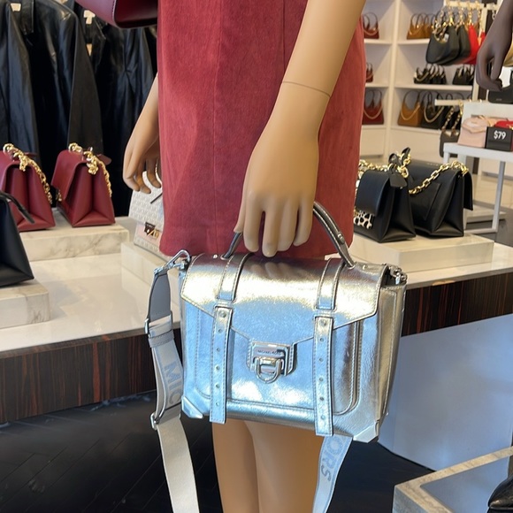 MICHAEL KORS
Manhattan Medium TH SCHOOL Crackled Metallic Leather SATCHEL
NWT - Picture 5 of 16